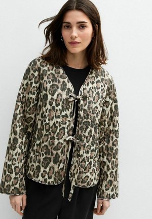 Jas met luipaardprint, gemaakt van een zachte stof, met een losse pasvorm, lange mouwen en gestrikte sluitingen aan de voorkant. Neutrale kleurpalet.