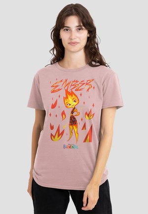 Rosa Baumwoll-T-Shirt mit einem Grafikdesign eines stilisierten Flammencharakters namens Ember, mit orangefarbenen, gelben und roten Akzenten sowie fettem Text.