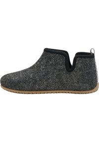 Grå toffla med mjuk textur, elastisk slip-on-design och en brun gummisula. Har en bakre dragflik för lätt påtagning.