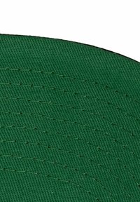 Grüner Stoffhut mit einem strukturierten, gerillten Muster. Mit sichtbaren Nähten und einem kontrastierenden schwarzen Rand. Strapazierfähige Konstruktion.
