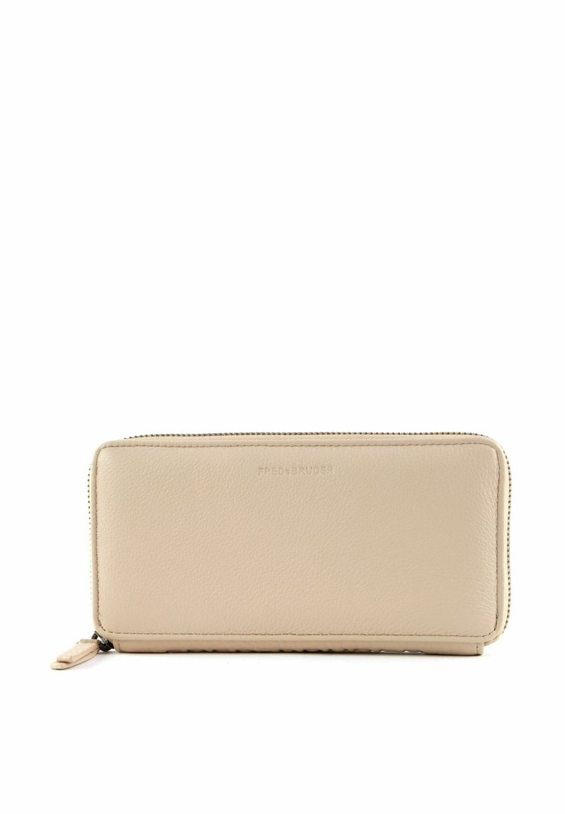 Portefeuille en cuir beige à texture lisse, fermeture éclair tout autour et logo de la marque embossé sur le devant. Forme rectangulaire.