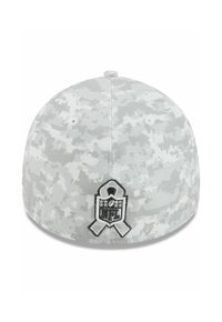 Graue Camouflage-Kappe mit digitalem Muster, ausgestattet mit einem gestickten NFL-Logo und einem Bändchen-Detail auf der Rückseite. Strukturierte Form mit einem flachen Schirm.