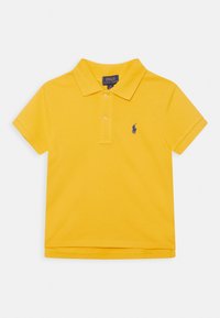 Keltainen polo-paita, jossa on klassinen kaulus, lyhyet hihat ja kolme nappia. Pienen sinisen logon brodeeraus vasemmassa rintapielessä. Puuvillamateriaali.
