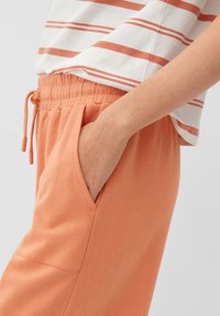 s.Oliver Spodnie materiałowe