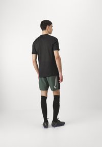 Nike Performance ACADEMY 23 - Pantalón corto de deporte - vintage green/black/white