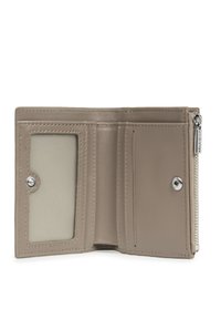 Portafoglio in pelle taupe aperto, con slot per ID trasparente a sinistra, scomparto con bottone a pressione a destra e tasca con zip per monete sul lato.
