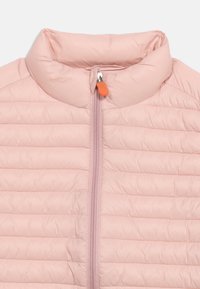 Ροζ ανοιχτόχρωμο καπιτονέ μπουφάν με όρθιο γιακά και κεντρικό φερμουάρ με πορτοκαλί τσόκαρο.