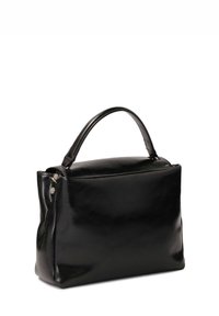 Čierna kožená kabelka s hladkou textúrou, obdĺžnikovým tvarom a jedným uchom. Obsahuje zips a dekoračné bočné gombíky.