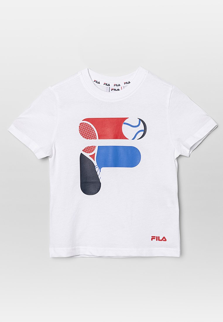 Biała koszulka z krótkim rękawem z dużym czerwonym, niebieskim i czarnym logo FILA, z grafiką piłki tenisowej i rakiety z przodu.