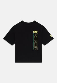 Svart bomulls t-shirt med korta ärmar, med grafiken "STAR WARS" och "VADER" i gul och teal på framsidan.