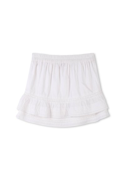 Witte, gelaagde rok met ruches van lichtgewicht stof, voorzien van een elastische tailleband en decoratieve stiksels. Zachte textuur en eenvoudig ontwerp.