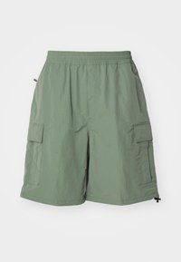Shorts cargo verdes con una cinturilla elástica, bolsillos laterales y un ajuste relajado. Fabricados con material ligero.