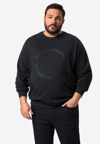 Tmavě modrá mikina s embosovaným textem "DOBRODRUŽSTVÍ ČEKÁ BEZ HORIZONTU." Má žebrované manžety a volný střih.