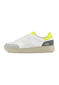 Sneaker bianco con dettagli in suede grigio, design perforato e linguetta sul tallone di colore giallo neon. Presenta una suola testurizzata di un beige chiaro.
