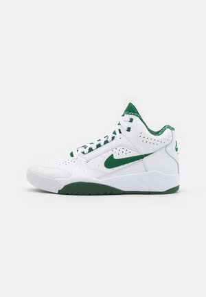 Hvid og grøn mid-top Nike-sneaker med perforerede detaljer, grøn swoosh-logo og mønstret indvendig foring, vist fra ydersiden.