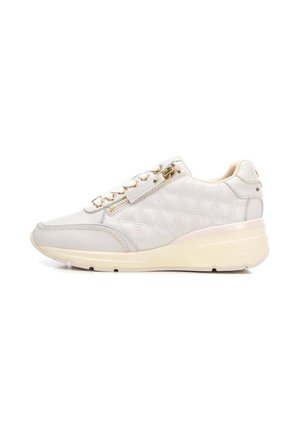 Zapatilla blanca con textura acolchada, detalles en dorado, puntera redonda y suela en beige claro. Cuenta con un cierre lateral para facilitar su puesta.
