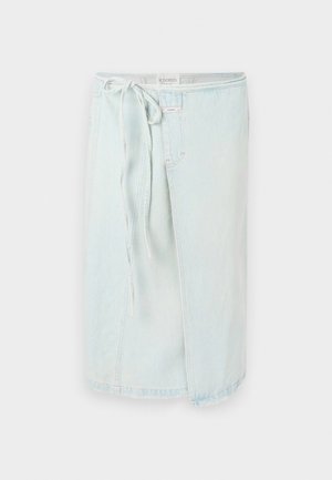 Saia de jeans azul claro com cintura com atilho, apresentando uma fenda frontal e bainha desfiada. Feita de tecido de jeans suave para conforto e facilidade de movimento.