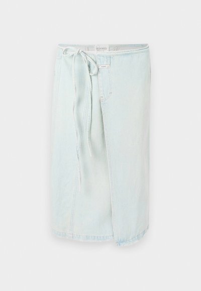 Saia de jeans azul claro com cintura com atilho, apresentando uma fenda frontal e bainha desfiada. Feita de tecido de jeans suave para conforto e facilidade de movimento.