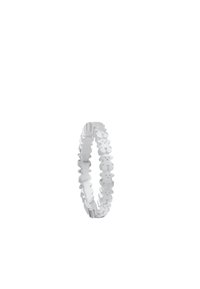 Anello elastico bianco con forme floreali alternate e fori tondi, caratterizzato da una superficie liscia e lucida e uno spessore uniforme.