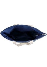 Marineblaue Tragetasche mit glattem Innenfutter, ausgestattet mit einem Reißverschluss und cremefarbenen Trägern. Geräumig und ohne sichtbare Fächer im Inneren.