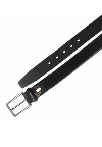 Cintura in pelle nera con texture intrecciata, fibbia in metallo argentato e numerosi fori di regolazione. Finitura liscia con un sottile etichetta del marchio.