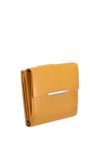 Cartera de cuero amarilla con un acabado texturizado, accentuada con herrajes plateados, cierre magnético y forma compacta y rectangular.