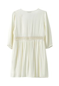 Abito bianco in tessuto testurizzato, con maniche a tre quarti, gonna arricciata e raffinato dettaglio in pizzo in vita.