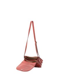 Borsa a tracolla rossa in pelle con una sola tracolla, dotata di più scomparti e una chiusura a faldone con un pulsante a scatto argento.