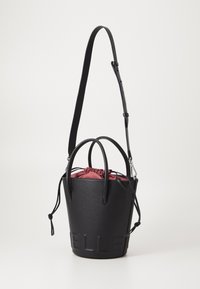Sac à main seau noir avec deux poignées, bandoulière réglable et une pochette intérieure en tissu bordeaux avec cordon de serrage.
