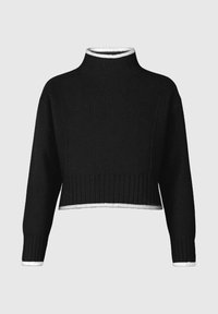 Pull court noir avec un col montant, une texture côtelée et des poignets blancs aux manches et à l'ourlet inférieur.