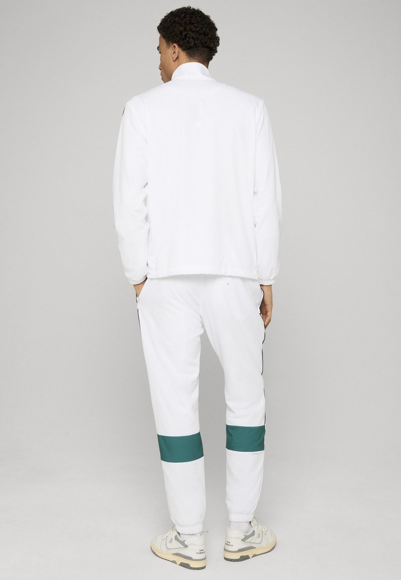 Tenue Sergio Tacchini McEnroe – Haut, Chemise, Short, Chaussettes + Bandeau – Rouge
