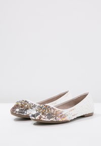 Ballerine bianche con upper testurizzato, decorate con paillettes argento e oro rosa, e suola in gomma piatta.
