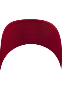 Oferă o șapcă roșie cu o vizieră curbată, având o textură de țesătură netedă și cusături decorativă pe margini. Ușor de observat sunt orificiile micuțe de pe partea inferioară.