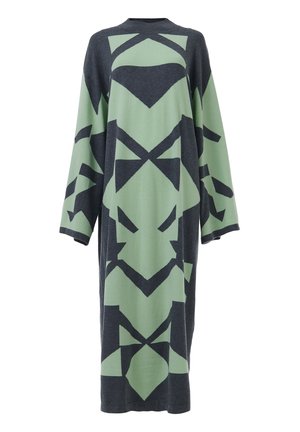 Lange jurk met een geometrisch patroon in donkergrijs en zwart, gemaakt van een zachte breimateriaal met brede mouwen en een ronde halslijn.