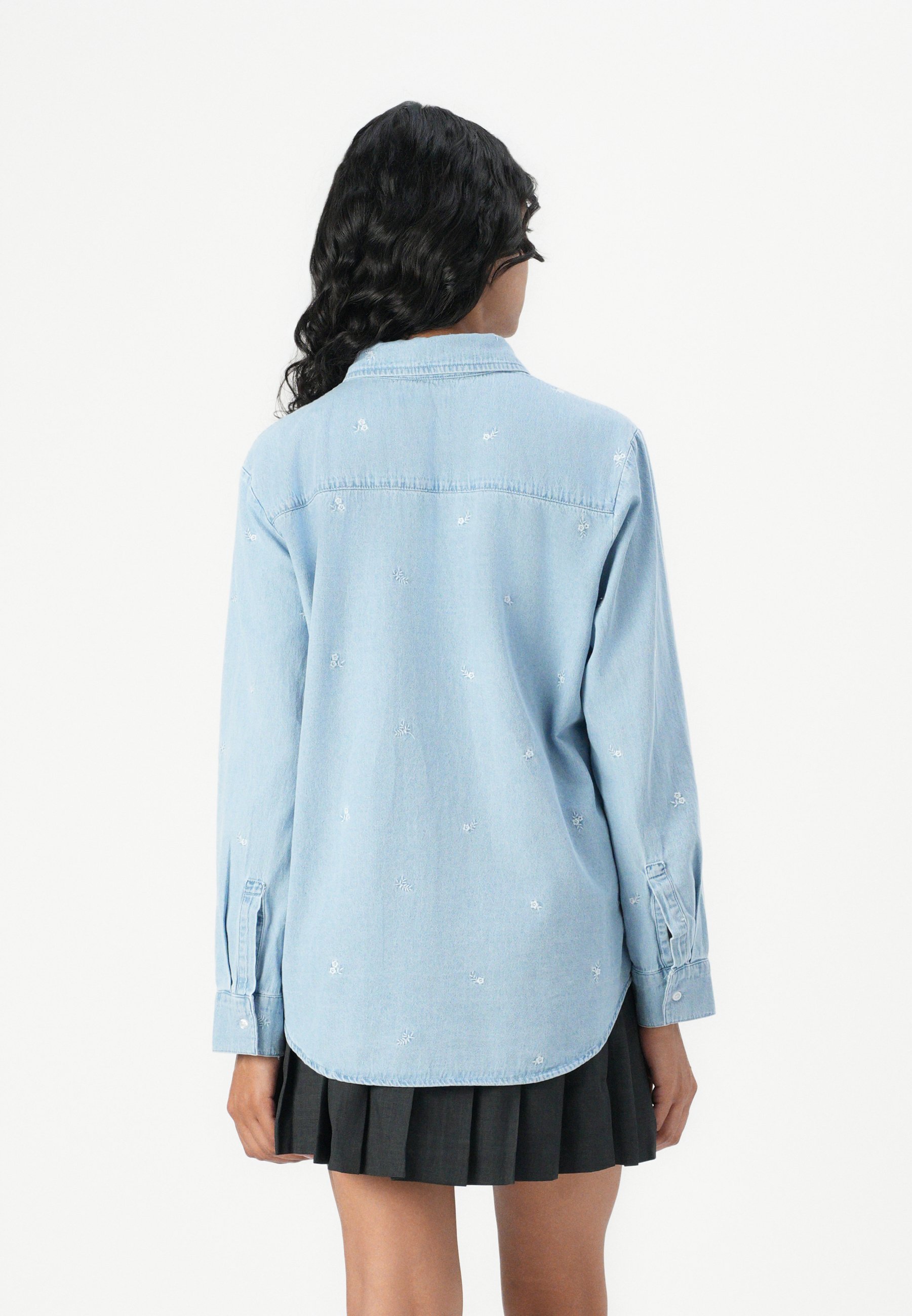 売れ筋商品|||ダナ キャラン ニューヨーク シャツ レディース トップス CROPPED DROP SHOULDER LOGO SHIRT WITH RAZOR CUTHEM - Button-down blouse - blue denim DKNY CROPPED DROP SHOULDER LOGO SHIRT WITH RAZOR CUTHEM