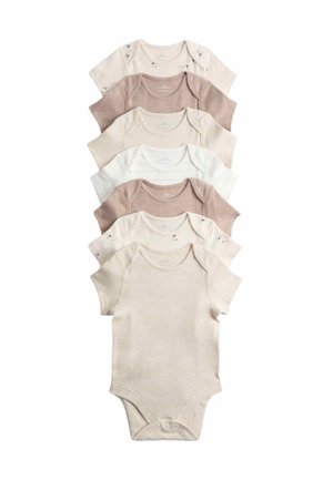 Zeven korte mouw babypakjes gestapeld, in neutrale tinten zoals beige, crèmewit, wit en lichtbruin, sommige met subtiele patronen.