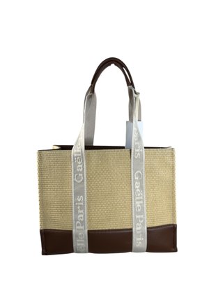Borsa tote rettangolare beige intrecciata con rifiniture in pelle marrone, doppi manici e cinturini in tessuto bianco stampati con "Gaelle Paris."