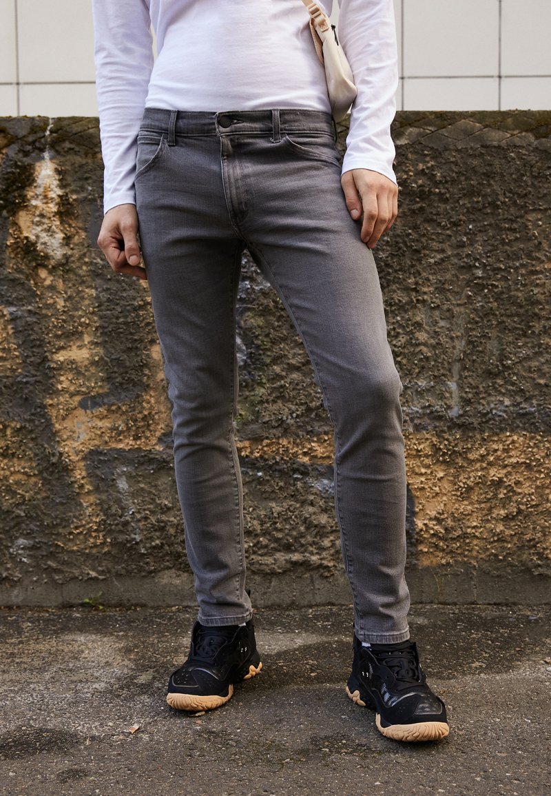 Wrangler LARSTON - Calças de ganga justas - revelation