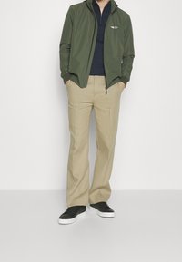 Hackett Aston Martin Racing Giacca a vento - olive