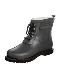 Grijze rubberen enkelboot met een gestructureerd oppervlak, zwarte zool, metalen oogjes en zwarte veters. Voorzien van een trekriem en een merkband bovenaan.