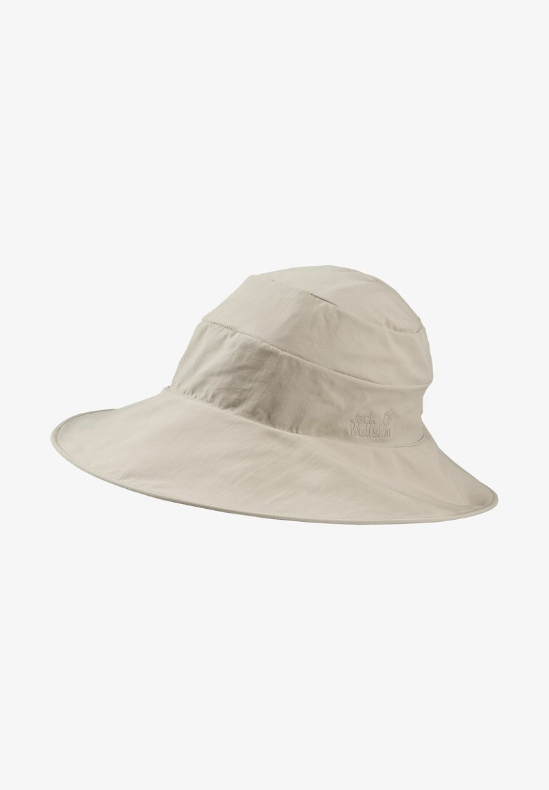 Chapeau de soleil beige clair à large bord en tissu doux, avec des coutures discrètes et un logo de marque embossé sur le côté.