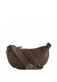 Brun stof sling taske med en buet form, lynlås lukning og justerbar rem. Har en glat overflade og minimalistisk design uden synlige detaljer.
