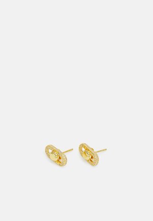 Pendientes de oro con forma ovalada, con un centro liso y una fila exterior de pequeñas piedras claras, diseñados para llevar como pendientes de pressión.