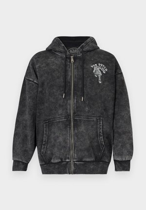 Sweat à capuche zippé noir délavé avec poches avant, capuche à cordon et texte blanc « Von Dutch » ainsi qu'un motif de tigre sur le côté gauche de la poitrine.