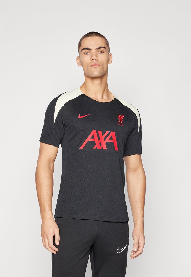 T-shirt de sport noir à manches courtes, logo "AXA" rouge, blason du Liverpool FC et accents beiges sur les épaules. Fabriqué en matériau respirant.