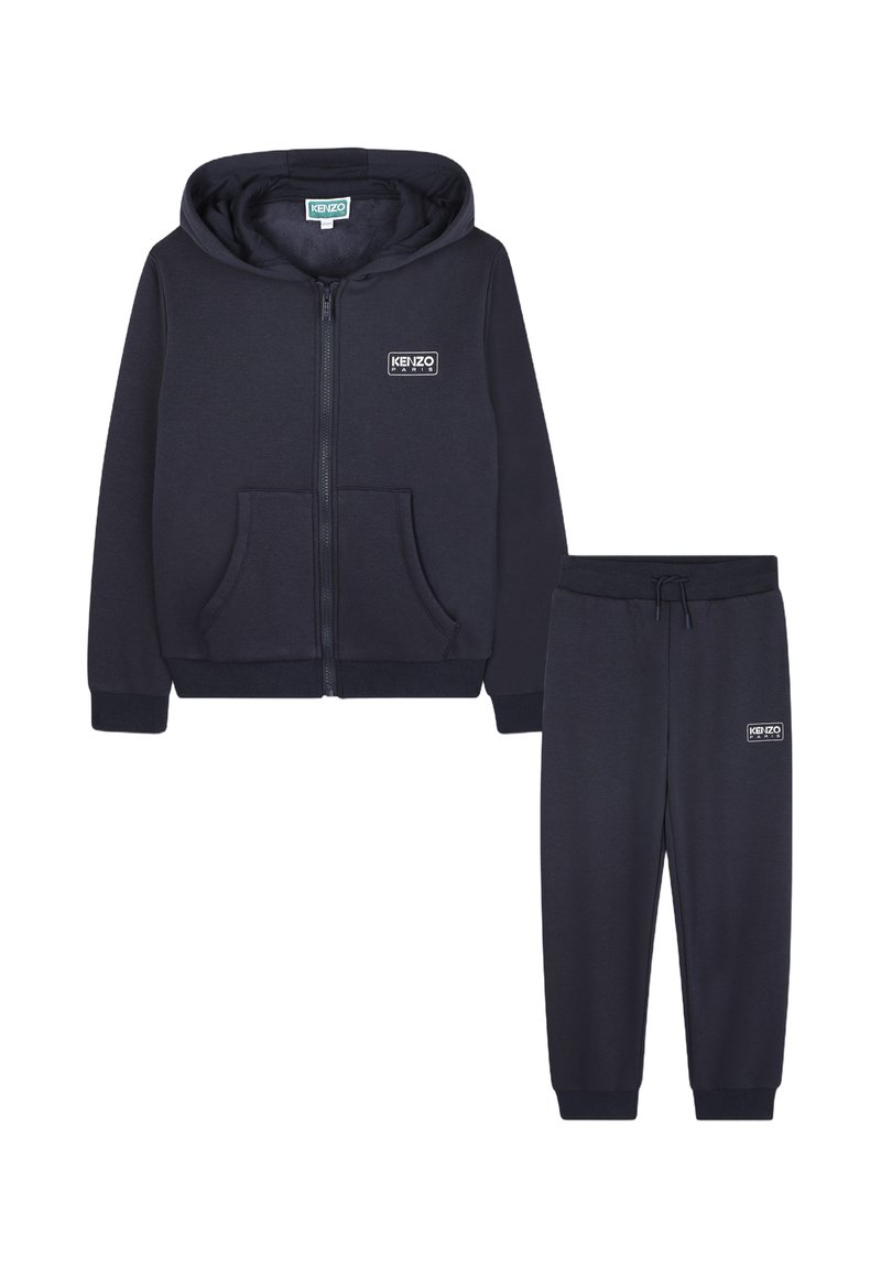 Navy blauwe zip-up hoodie met een trekkoordcapuchon en voorzakken, gecombineerd met bijpassende joggerbroeken met een elastische tailleband en logo.