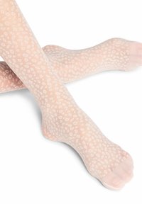 Chaussettes chevilles transparentes rose clair avec un motif animalier blanc ; texture lisse avec des zones de renforcement au niveau des orteils et du talon.