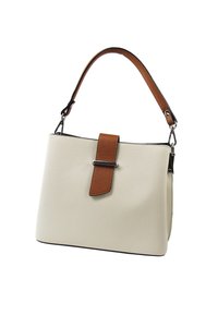 Handtas gemaakt van gestructureerd romig leer met een bruine accentriem, met een zilverkleurig hardware-detail aan de voorkant.