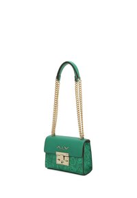 Borsa a tracolla verde in pelle con catena dorata, chiusura in metallo dorato, forma rettangolare piatta, motivo impresso e dettaglio del logo anterior.