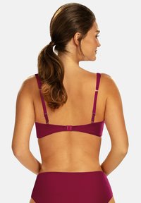 Magenta biustonosz bikini z regulowanymi ramiączkami i zapięciem na zatrzask, zaprojektowany z gładką fakturą i minimalistycznym stylem.